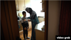 Rinat Paralamovnıñ apayı ve oğlu. Bremen, 2023 senesi