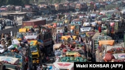 موتر های حامل مهاجران افغان در منطقه تورخم