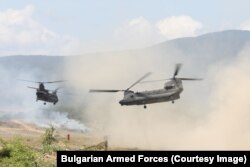 Вертолеты Chinook 1-го армейского авиационного полка «Антарес» Италии. Многонациональные групповые учения НАТО в Болгарии