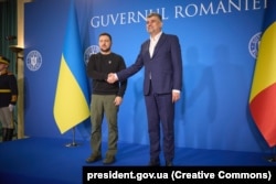 Președintele ucrainean, Volodimir Zelenski, și prim-ministrul român, Marcel Ciolacu (dreapta), pozează în timpul unei întâlniri la București, la 10 octombrie 2023.