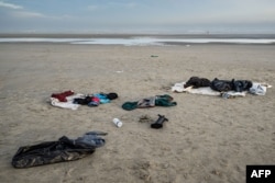 ლამანშის სრუტის გადალახვის მსურველი მიგრანტების ნივთები ქალაქ დიუნკერკთან ახლოს სანაპიროზე. 12 ოქტომბერი, 2022 წელი.