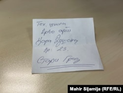 Një copë letre me një adresë të shënuar.