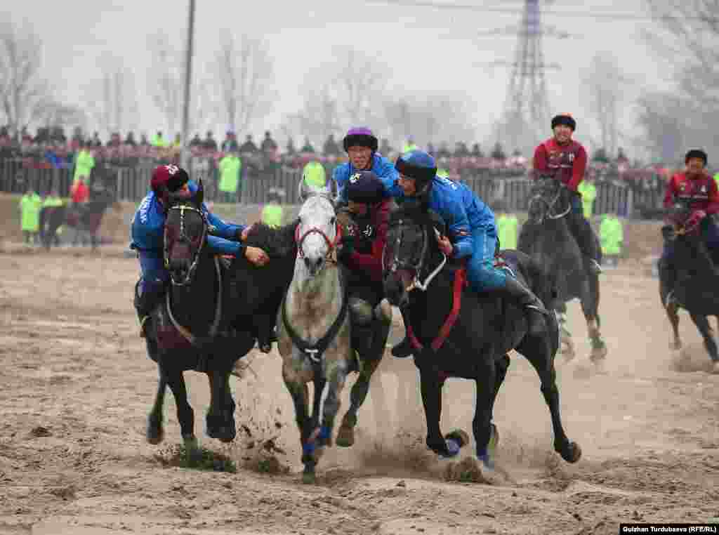 Жогорку лигада 3-орунду&ldquo;Сары-Өзөн&rdquo; командасы ээледи. Чүйдүн командасы коло байге үчүн беттеште "Мурас" командасын 7:1 эсеби менен жеңди. &nbsp;