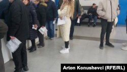 Qytetarët duke pritur në sportel me dokumente për vizitë mjekësore.