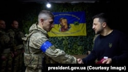 Украинанын президенти Владимир Зеленский  Харьковдо аскерлерди сыйлап жаткан учур. 16-май, 2024-жыл. 