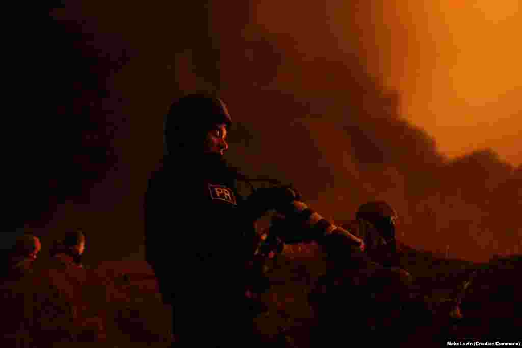 Азаттықтың фототілшісі Мариан Кушнир Ресей Украинаға басып кірген алғашқы аптада Киевтегі жағдайды суретке түсіріп жүр. 2022 жыл.Ресейдің Украинадағы басқыншылық соғысы кезінде Азат Еуропа/Азаттық радиосы оқиға орнынан кең ауқымды мол хабар таратып келді. Бүгінде Азат Еуропа/Азаттық радиосы еркін медиа толықтай тыйым салынған немесе шектеулі ортада жұмыс істеп жатқан елдеге хабар тарататын ең ірі халықаралық баспасөз ұйымы саналады.