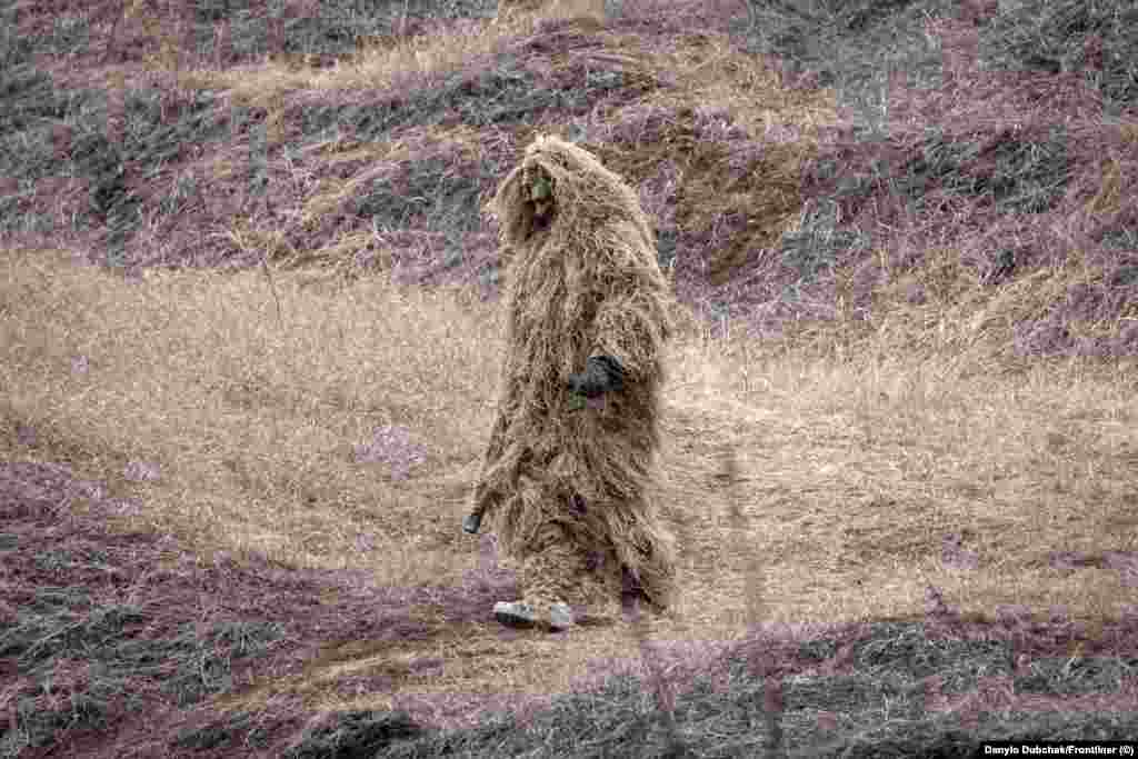 Pregătirea, care ar dura mai mult de un an pe timp de pace, este accelerată în numai 21 de zile din cauza nevoii urgente de lunetiști pe frontul din Ucraina.