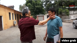 Маматкарим Койчукулов журналист Ыдырыс Исаковду бетке чапкан учур.