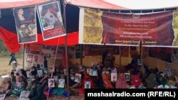 بلوڅانو د ډېسېمبر له ۲۰مې څخه د جنورۍ تر ۲۴مې پورې اسلام اباد کې پرلت وهلی وو - د ډېسېمبر ۲۹مې انځور.