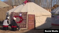 Маркумду акыркы сапарга узатуу зыйнаты. Жакындары берген сүрөт.