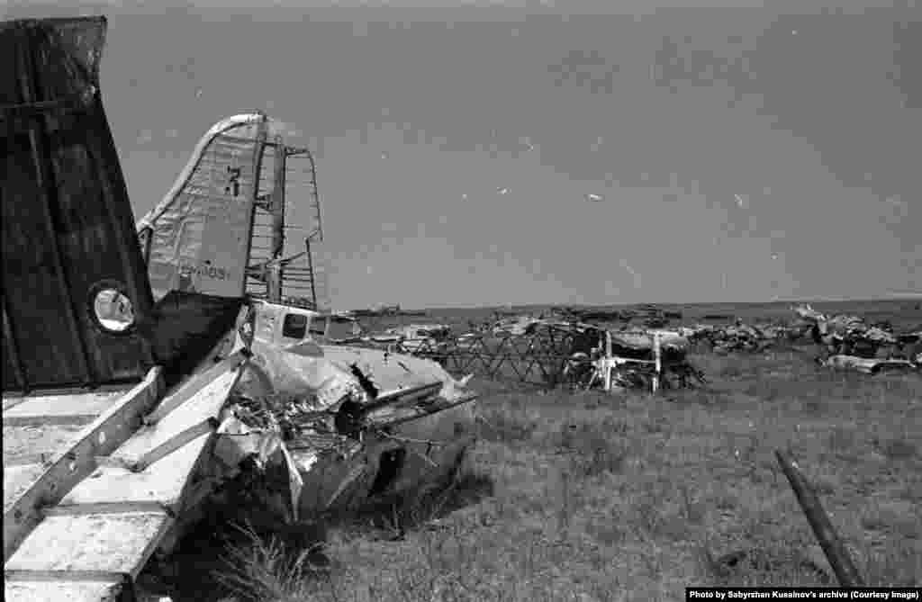 Совет билігі полигондағы ядролық сынақтардың адамдар мен қоршаған ортаға зиян тигізетіні туралы ақпаратты ондаған жылдар бойы жасырып келді. 1989 жылы ақпанда жасалған екі жарылыстан соң полигон маңайына улы газ тарап жатқаны кездейсоқ белгілі болып, халық наразылығын туғызды. Ядролық сынақтар жүргізуге қарсы "Невада &ndash; Семей" халық қозғалысы құрылды. 