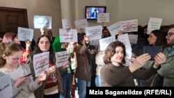 ჟურნალისტების აქცია პარლამენტში