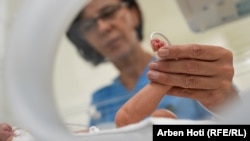 Nën kujdes intensiv në Klinikën e Neonatologjisë në Prishtinë është edhe kjo foshnje me peshë të vogël.