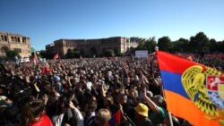 Kryepeshkopi armen udhëheq protestë masive kundër demarkacionit me Azerbajxhanin