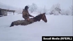 Ош облусунун Кара-Кулжа району. Айрым айылдарда кардын калыңдыгы бир метрден ашкан.