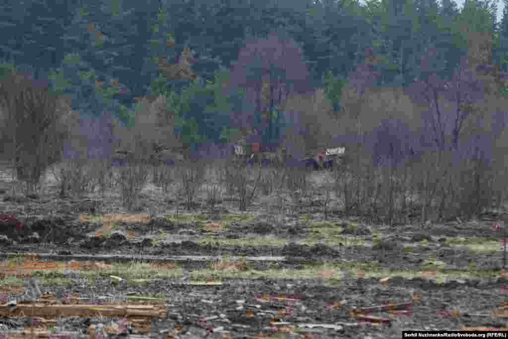 Fotografia e parë: Automjete të shkatërruara ushtarake, në periferinë e Teterivskes. Fotografia e dytë: Mbeturinat e mjeteve të shkatërruara më nuk duken në të njëjtin vend, teksa toka e shkrumbuar është ringjallur.