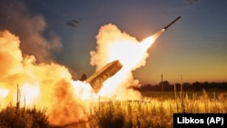 Бійці батальйону ЗСУ «Вовки Да Вінчі» ведуть вогонь по позиціях армії РФ із трофейної російської термобаричною ракетної установки ТОС-1А «Солнцепьок». Поблизу Кремінної на Луганщині, 7 липня 2023 року, ілюстративне фото