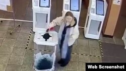 تصویری از «نافرمانی مدنی» زن جوانی که در صندوق رأی رنگ می‌ریزد 