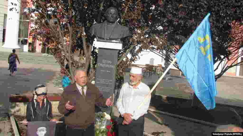 Bayraq Aqmescitte general Petro Ğrığorenkonıñ abidesi yanında qırımtatar ve ukrayin vatandaş faalleriniñ aktsiyasında, Qırım, 2012 senesi oktâbrniñ 16-sı