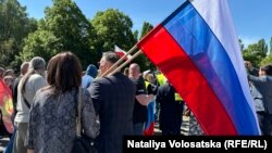 Мітинг проросійських активістів біля памʼятника радянським солдатам у Варшаві.