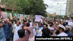 د جولای پر ۲۳مه په کراچۍ کې لسګونه کسانو د خبریالانو مرکز مخې ته مظاهره وکړه.