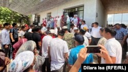 Киши колдуу болгон кыздын жаназасына чогулган эл. Жибек Жолу айылы, Казакстан.  14-июль, 2023-жыл.