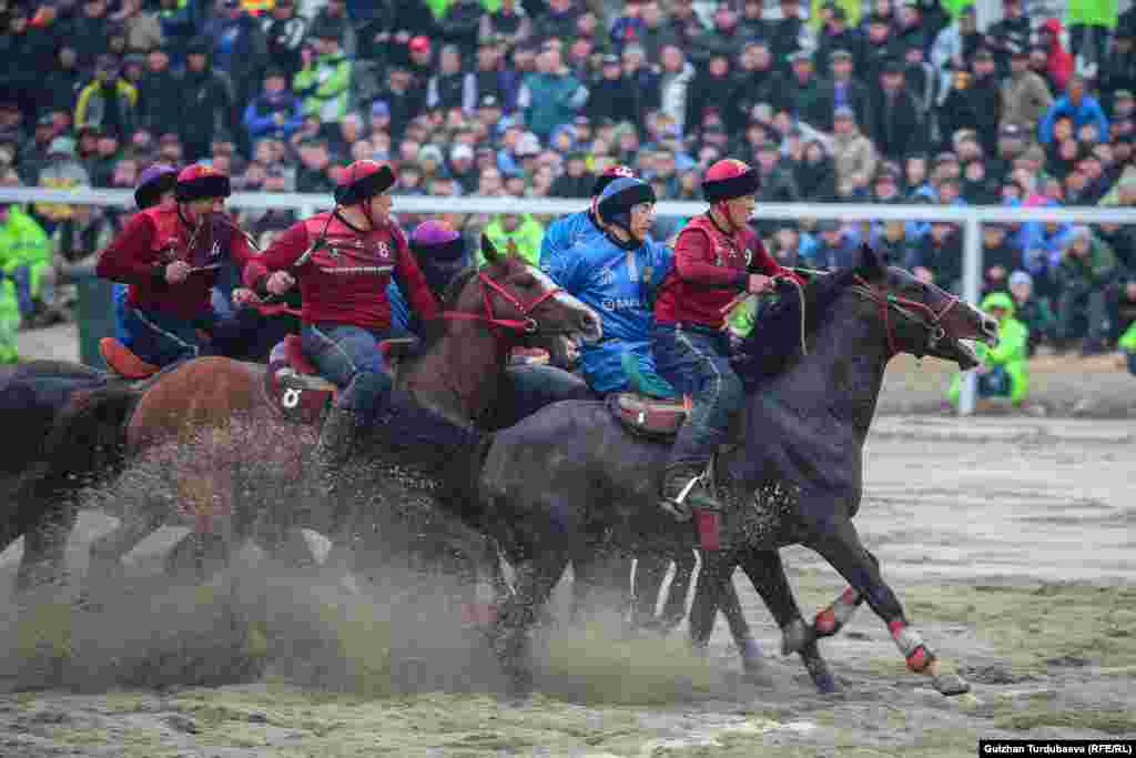 Нооруз-2024 республикалык мелдешинин тайпалык жана жарым финалдык оюндары "Ак кула" ат майданында, финалык беттештери курулушу жаңы башталган ат майданда өттү.