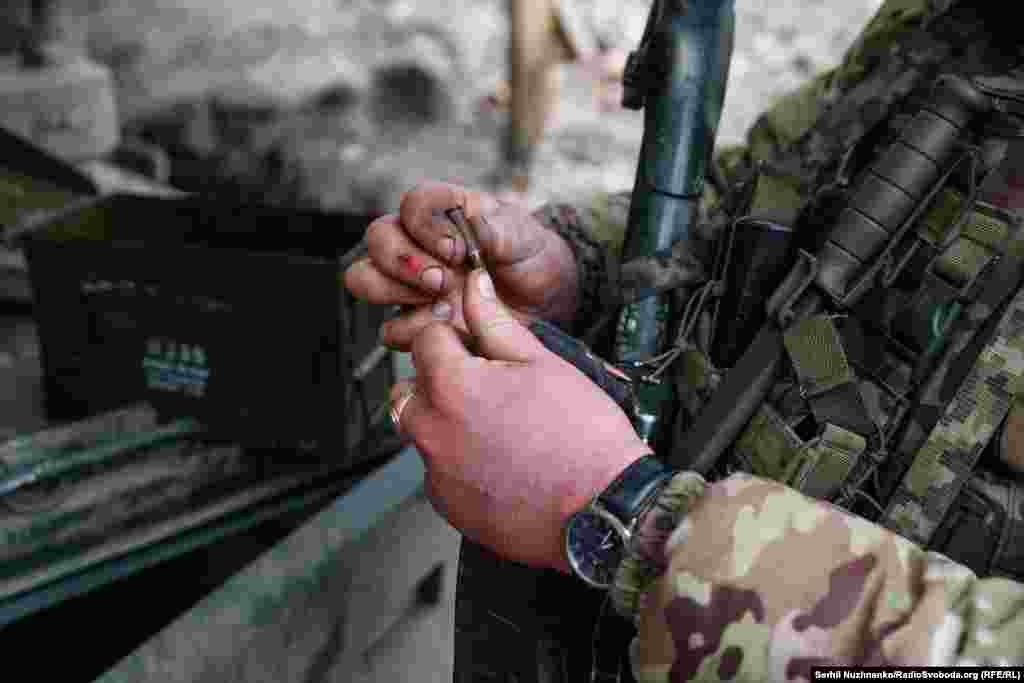 Поки частина розрахунку веде спостереження за небом &ndash;&nbsp; інші поповнюють боєкомплект