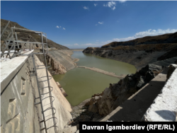 1976-жылы ишке берилген Киров суу сактагычына долбоордук көлөмү боюнча 550 млн куб метр суу батат. Сүрөт 2023-жылдын август айында тартылган.