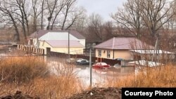 Татар Каргалысы яныннан Сакмар елгасы уза, аңа якын йортлар су эчендә калган