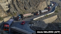 په تورخم کې افغانستان ته تلونکې یوشمېر لارۍ پر سړک ولاړې دي - پخوانی انځور.