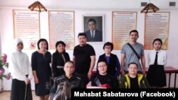 Укук илимдери боюнча туңгуч кыргыз доктору, профессор Кубанычбек Нурбековдун айыл мектебиндеги музейинде. Кум-Арык айылы, Талас району. Махабат Сабатарова тарткан сүрөт. 16.4.2022. 