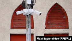 Camerele de supraveghere Hikvision observă o intersecție din Tbilisi. 
