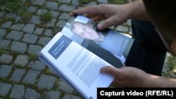 Actualul primar, într-o broșură din anii 2010, în care toți primarii din zona Roșiei Montane făceau o pledoarie pentru proiectul aurifer propus de Gold Corporation.