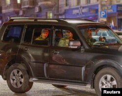 Yevgeny Prigozhini duke u larguar nga selia e Qarkut Ushtarak Jugor mes tërheqjes së grupit nga qyteti i Rostov mbi Donit, Rusi, 24 qershor 2023.