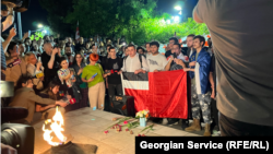 "არა რუსულ კანონს" - აქციის მონაწილეები გმირთა მემორიალთან ფიცს დებენ. 19 აპრილი, 2024 წელი.