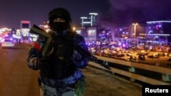 "Крокус Сити Холл" концертлар залы янында