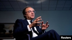 د پاکستان د مالیې وزیر محمد اورنګزېب ویلي چې د مالیو غونډولو نظام کمپیوټري کوي چې د اداري فساد یا درغلۍ مخه ونیسي. (پخوانی انځور)