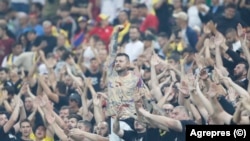 Tifozët ultras të Rumanisë, gjatë ndeshjes kualifikuese kundër Kosovës për Euro 2024 në Bukuresht, 12 shtator 2023.