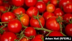 Domatet në një treg në Prishtinë. Fotografi ilustruese nga arkivi.