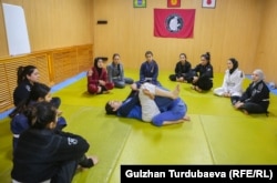 Кыздар машыгуу учурунда.