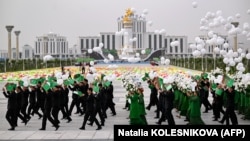 Çärelere gatnaşýan adamlaryň bellenen tertipde geýinmegi we ýylgyryp, bagtly görünmegi durmuşyň esasy talaplarynyň biri bolup galýar.