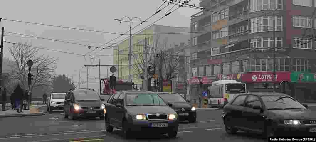 Uprkos magli i smogu, na sarajevskim ulicama je primjetan veliki broj automobila. U Kantonu Sarajevo je registrovano 162.560 motornih vozila, prema podacima Bosanskohercegovačkog auto moto kluba iz 2022. godine. Ovaj kanton ima oko 413.000 stanovnika, prema popisu stanovništva iz 2013.