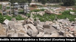 Мәчет шартлатылганнан соң калган ташлар