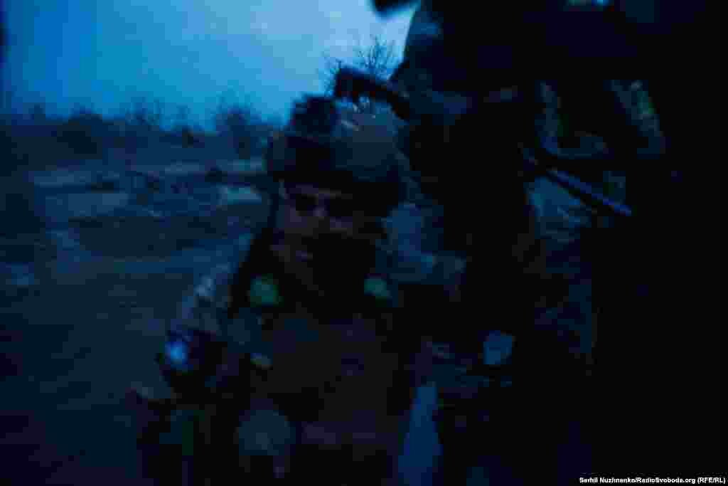 Їдемо по &laquo;сіряку&raquo; до позиції. За словами військових, вдень російські безпілотники й FPV-дрони (камікадзе) полюють за будь-якою технікою чи авто