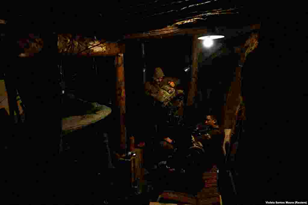 Ushtarët presin t'i lokalizojnë objektivat -- shpesh me ndihmën e dronëve -- dhe më pas të qëllojnë në forcat ruse përpara se të kthehen në gropat e tyre.