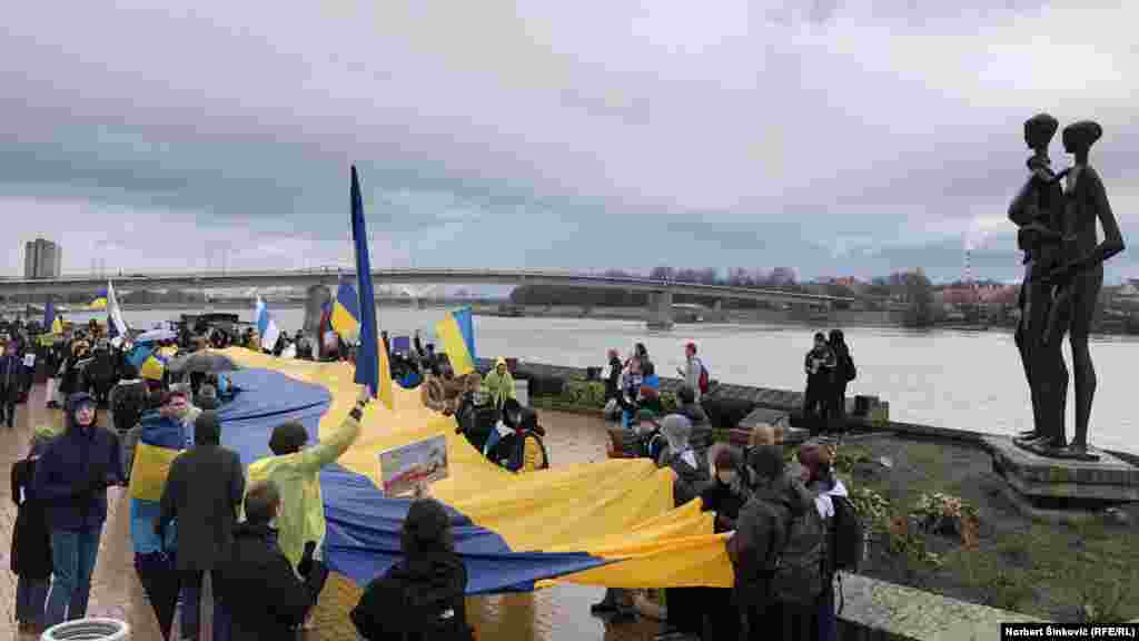 Antiratna šetnja simbolično se završila kod spomenika "Porodica" koji podseća na ubistvo više hiljada Novosađana. Novosadsku raciju su sprovele mađarske fašističke snage 1942. godine. &nbsp;