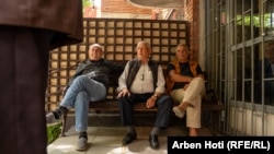 Бислим Адеми (во средина) со пријателите во клубот на пензионери во Приштина, 06.06.2024 година.