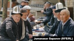 Ноокаттагы чайканада эс алып отурган аксакалдар. 