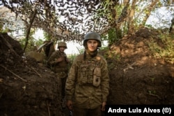 Yuri (djathtas) dhe Viktori (majtas) duke i ruajtur llogoret rreth 200 metra larg pozicioneve ruse.